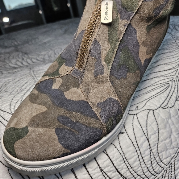 EUC Blondo Glenda Waterproof Wedge Sneaker Green Camo Zip Women's Size 9 - Picture 3 of 9